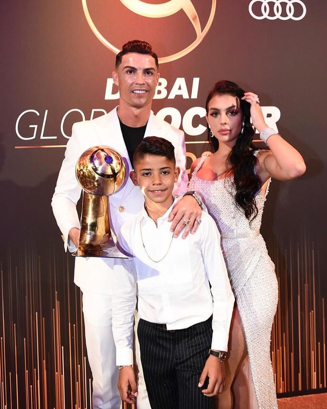 Ronaldo đưa bạn gái 2,4 tỉ/tháng để quán xuyến gia đình: Keo kiệt hay muốn tốt cho nửa còn lại đời mình? - Ảnh 1.
