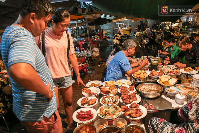 Vừa vào Sài Gòn, vợ chồng Quỳnh Anh – Duy Mạnh đã đến ăn ngay “cơm tấm bãi rác” nổi tiếng, quán có gì mà lại hot đến vậy? - Ảnh 4.