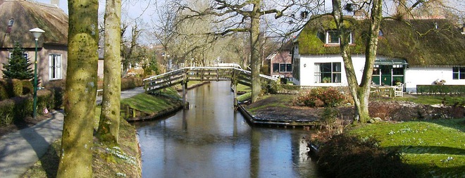 Thị trấn cổ tích Giethoorn ở Hà Lan: Hơn 7 thế kỷ không có đường bộ, đi thăm nhau không ngồi ô tô mà phải chèo thuyền - Ảnh 2.