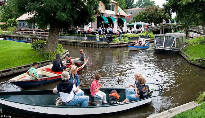 Thị trấn cổ tích Giethoorn ở Hà Lan: Hơn 7 thế kỷ không có đường bộ, đi thăm nhau không ngồi ô tô mà phải chèo thuyền - Ảnh 4.