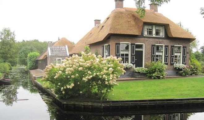 Thị trấn cổ tích Giethoorn ở Hà Lan: Hơn 7 thế kỷ không có đường bộ, đi thăm nhau không ngồi ô tô mà phải chèo thuyền - Ảnh 5.