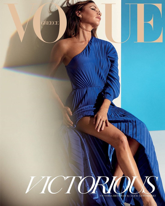 Bộ ảnh tạp chí mới gây xôn xao của Victoria: Sắc vóc của bà mẹ U50, 4 con như thế này bảo sao David Beckham mê mẩn - Ảnh 1.