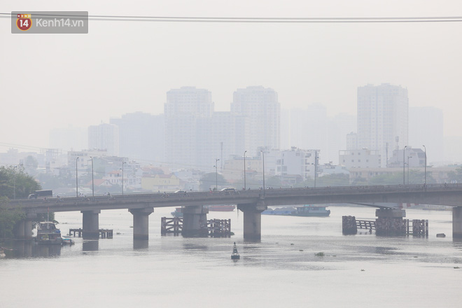 TP.HCM sương mờ từ s&aacute;ng đến trưa, ai ai cũng tr&ugrave;m khẩu trang k&iacute;n m&iacute;t khi ra đường trước diễn biến phức tạp của virus Corona - Ảnh 1.