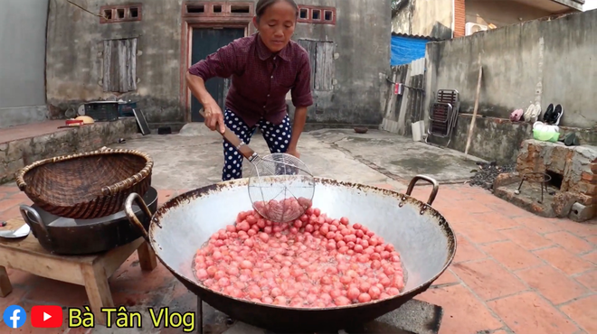 Làm mâm xúc xích siêu to khổng lồ, lần này cháu của bà Tân Vlog lại kêu chẳng ngon gì cả, nhìn cách ăn thì mới hiểu lý do - Ảnh 4.