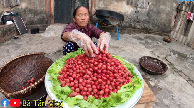 Làm mâm xúc xích siêu to khổng lồ, lần này cháu của bà Tân Vlog lại kêu chẳng ngon gì cả, nhìn cách ăn thì mới hiểu lý do - Ảnh 5.