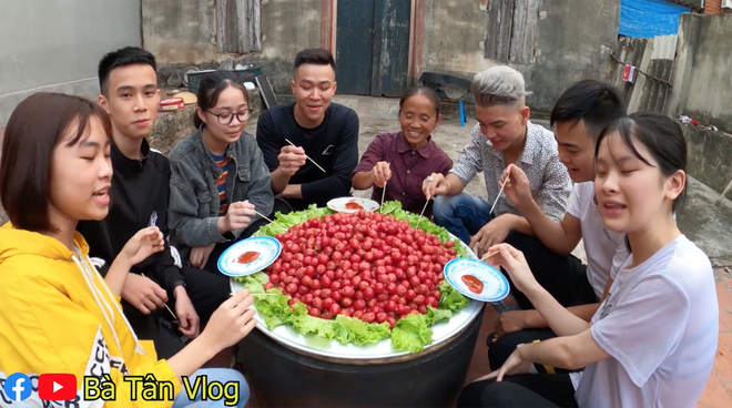 Làm mâm xúc xích siêu to khổng lồ, lần này cháu của bà Tân Vlog lại kêu chẳng ngon gì cả, nhìn cách ăn thì mới hiểu lý do - Ảnh 8.