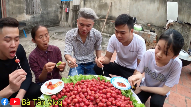 Làm mâm xúc xích siêu to khổng lồ, lần này cháu của bà Tân Vlog lại kêu chẳng ngon gì cả, nhìn cách ăn thì mới hiểu lý do - Ảnh 7.