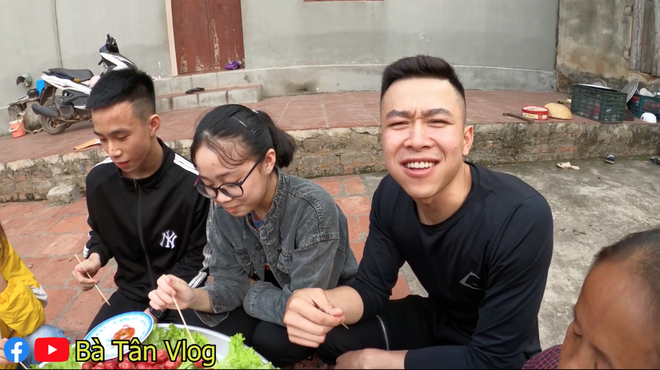 Làm mâm xúc xích siêu to khổng lồ, lần này cháu của bà Tân Vlog lại kêu chẳng ngon gì cả, nhìn cách ăn thì mới hiểu lý do - Ảnh 6.