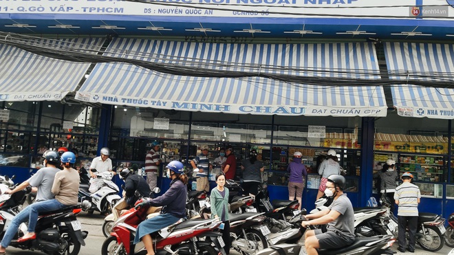 Người Sài Gòn đổ xô đi vét sạch khẩu trang phòng virus corona, một số tiệm thuốc tây ngưng bán để phát miễn phí - Ảnh 2.