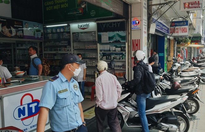 Người Sài Gòn đổ xô đi vét sạch khẩu trang phòng virus corona, một số tiệm thuốc tây ngưng bán để phát miễn phí - Ảnh 4.