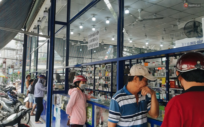 Người Sài Gòn đổ xô đi vét sạch khẩu trang phòng virus corona, một số tiệm thuốc tây ngưng bán để phát miễn phí - Ảnh 5.