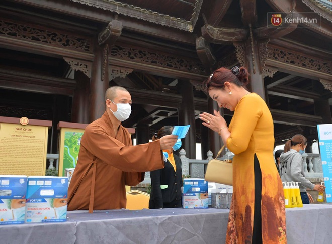 Hàng vạn khẩu trang được chuẩn bị để phát miễn phí cho phật tử và du khách tham quan ngôi chùa lớn nhất thế giới - Ảnh 8.