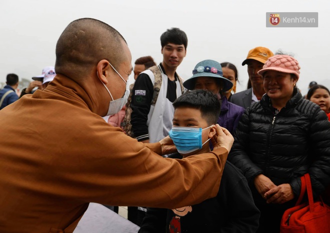 Hàng vạn khẩu trang được chuẩn bị để phát miễn phí cho phật tử và du khách tham quan ngôi chùa lớn nhất thế giới - Ảnh 4.