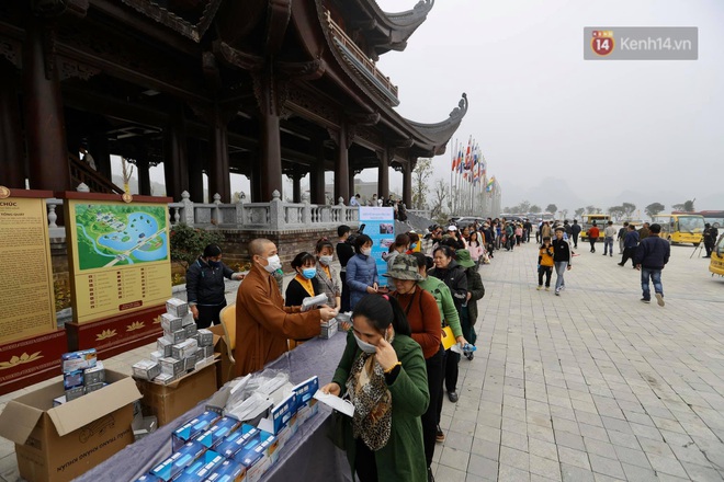 Hàng vạn khẩu trang được chuẩn bị để phát miễn phí cho phật tử và du khách tham quan ngôi chùa lớn nhất thế giới - Ảnh 2.