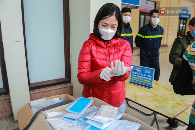Ảnh: Thanh ni&ecirc;n C&ocirc;ng an Th&agrave;nh phố H&agrave; Nội xuống đường ph&aacute;t khẩu trang miễn ph&iacute; cho người d&acirc;n - Ảnh 1.