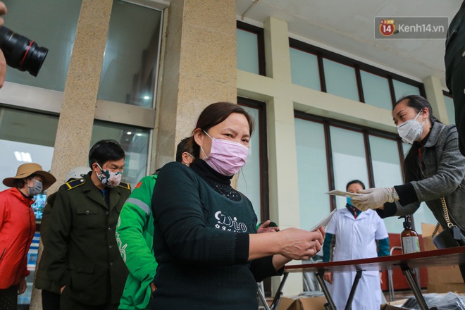 Ảnh: Thanh ni&ecirc;n C&ocirc;ng an Th&agrave;nh phố H&agrave; Nội xuống đường ph&aacute;t khẩu trang miễn ph&iacute; cho người d&acirc;n - Ảnh 3.