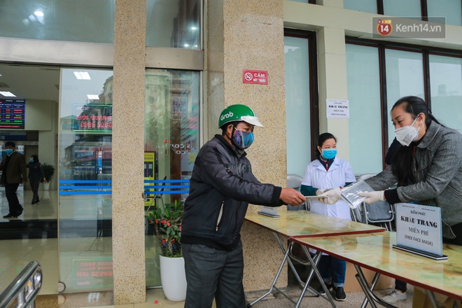 Ảnh: Thanh ni&ecirc;n C&ocirc;ng an Th&agrave;nh phố H&agrave; Nội xuống đường ph&aacute;t khẩu trang miễn ph&iacute; cho người d&acirc;n - Ảnh 6.