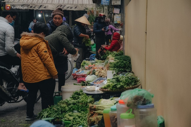 Cập nhật giá rau tăng vọt sau Tết, người Hà Nội đổ xô đi mua thực phẩm dự trữ giữa nạn dịch virus Corona - Ảnh 20.
