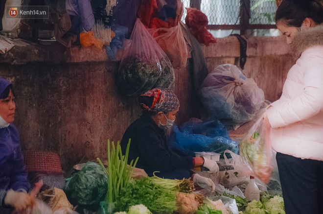 Cập nhật gi&aacute; rau tăng vọt sau Tết, người H&agrave; Nội đổ x&ocirc; đi mua thực phẩm dự trữ giữa nạn dịch virus Corona - Ảnh 19.