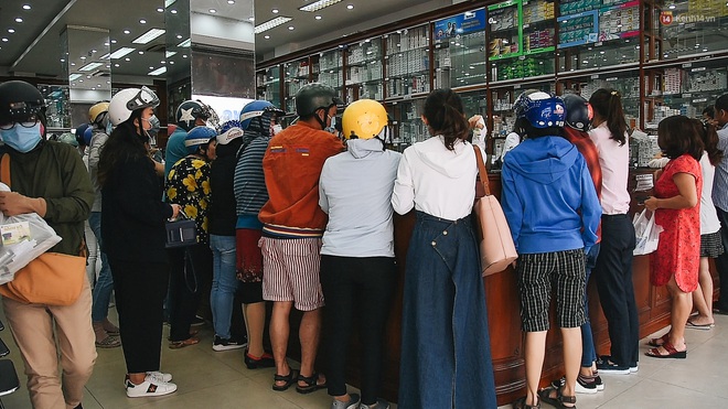 Người Sài Gòn đổ xô đi vét sạch khẩu trang phòng virus corona, một số tiệm thuốc tây ngưng bán để phát miễn phí - Ảnh 11.