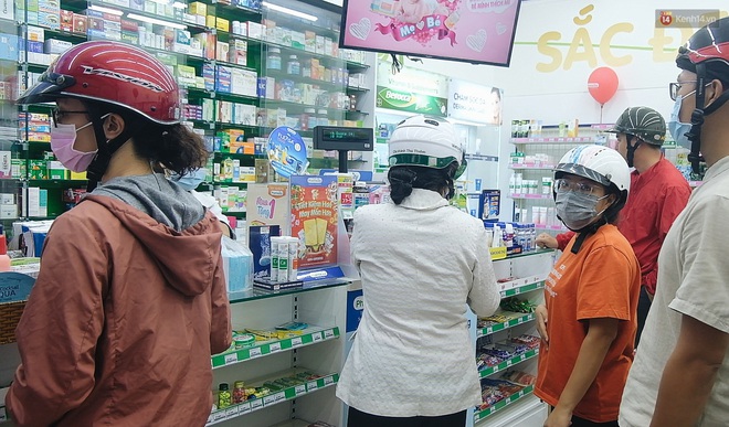 Người Sài Gòn đổ xô đi vét sạch khẩu trang phòng virus corona, một số tiệm thuốc tây ngưng bán để phát miễn phí - Ảnh 10.