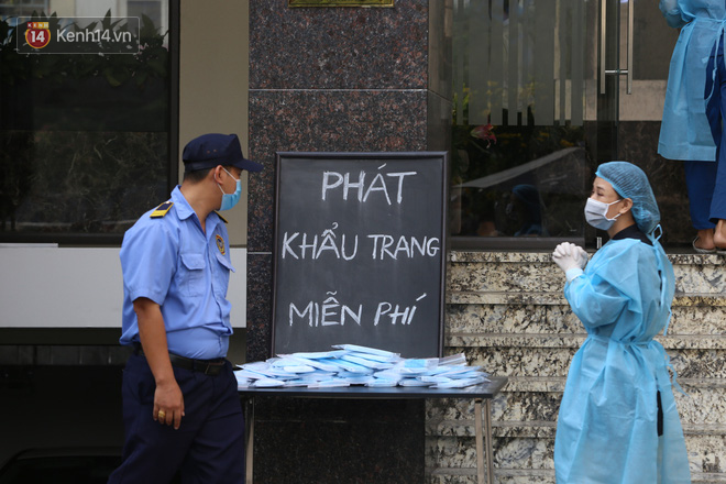 TP.HCM sương mờ từ s&aacute;ng đến trưa, ai ai cũng tr&ugrave;m khẩu trang k&iacute;n m&iacute;t khi ra đường trước diễn biến phức tạp của virus Corona - Ảnh 8.