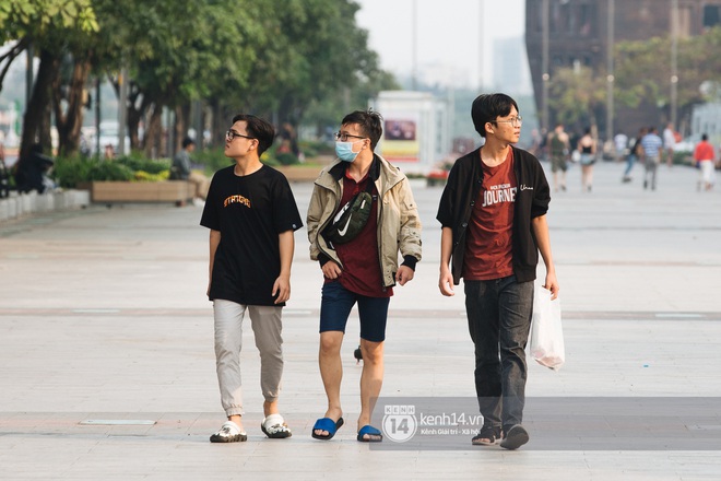 Giới trẻ dạo phố, cà phê cuối tuần giữa tâm bão dịch bệnh do virus corona: Người khẩu trang “bất ly thân”, người vẫn mặc kệ - Ảnh 2.