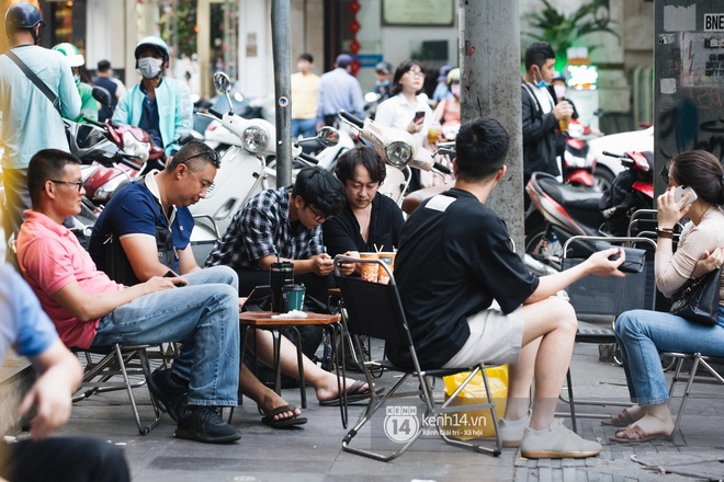 Giới trẻ dạo phố, cà phê cuối tuần giữa tâm bão dịch bệnh do virus corona: Người khẩu trang “bất ly thân”, người vẫn mặc kệ - Ảnh 3.