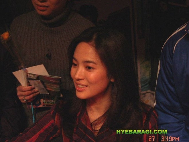 Nhan sắc Song Hye Kyo 1 thập kỷ trước: Make up nhẹ nhàng vẫn xuất chúng, bảo sao Lee Byung Hun - Hyun Bin say đắm - Ảnh 4.