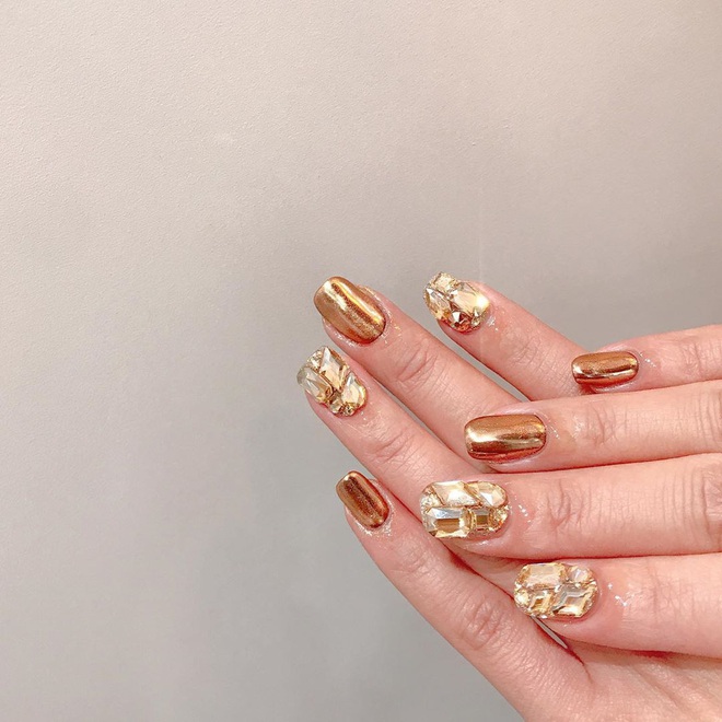Tham khảo 20 mẫu nail mạ vàng cực đẹp và sang đang rất hot tại Hàn Quốc - Ảnh 11.