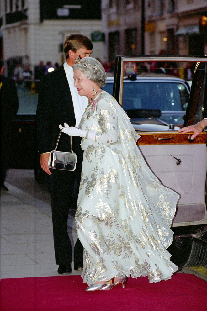 Những bộ váy áo lộng lẫy đi vào lịch sử của Nữ hoàng Anh trước khi bà theo đuổi phong cách sặc sỡ sắc màu - Ảnh 14.