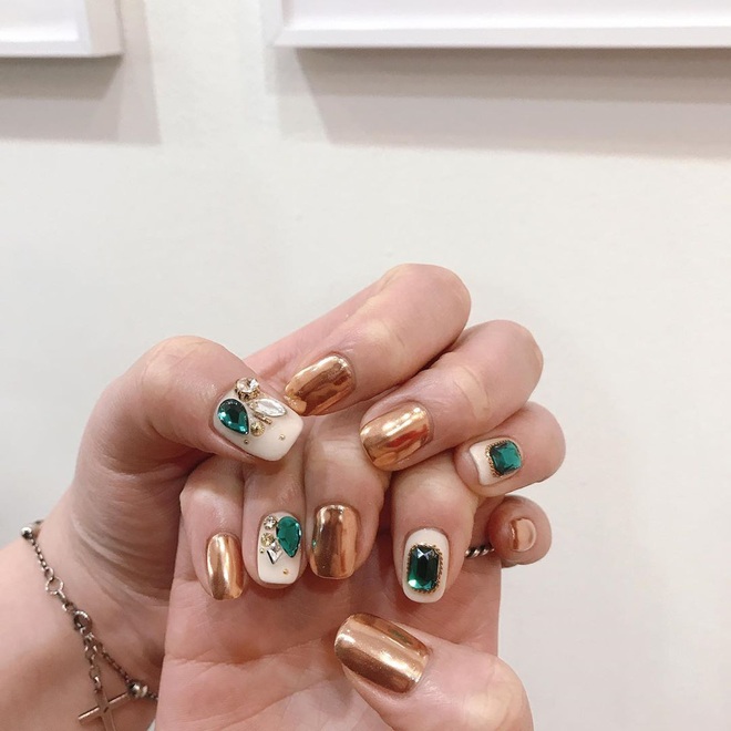 Tham khảo 20 mẫu nail mạ vàng cực đẹp và sang đang rất hot tại Hàn Quốc - Ảnh 18.