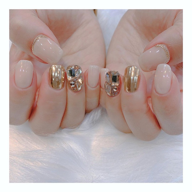 Tham khảo 20 mẫu nail mạ vàng cực đẹp và sang đang rất hot tại Hàn Quốc - Ảnh 19.