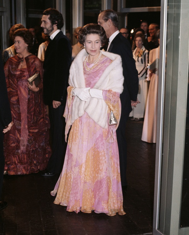 Những bộ váy áo lộng lẫy đi vào lịch sử của Nữ hoàng Anh trước khi bà theo đuổi phong cách sặc sỡ sắc màu - Ảnh 6.