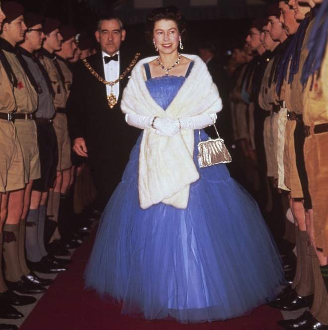 Những bộ váy áo lộng lẫy đi vào lịch sử của Nữ hoàng Anh trước khi bà theo đuổi phong cách sặc sỡ sắc màu - Ảnh 7.