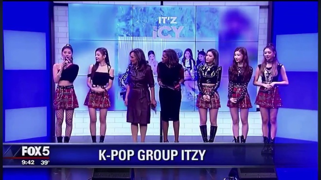 Lần đầu đi show Mỹ, ITZY khiến netizen tranh c&atilde;i v&igrave; mặc lại đồ cũ, biểu diễn kh&ocirc;ng cầm micro - Ảnh 9.