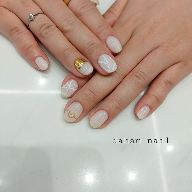 Tham khảo 20 mẫu nail mạ vàng cực đẹp và sang đang rất hot tại Hàn Quốc - Ảnh 9.