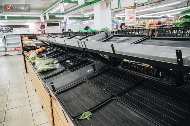 Cập nhật gi&aacute; rau tăng vọt sau Tết, người H&agrave; Nội đổ x&ocirc; đi mua thực phẩm dự trữ giữa nạn dịch virus Corona - Ảnh 10.