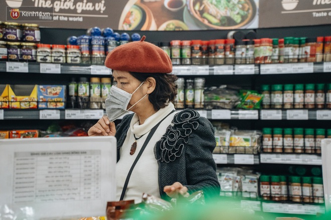 Cập nhật gi&aacute; rau tăng vọt sau Tết, người H&agrave; Nội đổ x&ocirc; đi mua thực phẩm dự trữ giữa nạn dịch virus Corona - Ảnh 4.