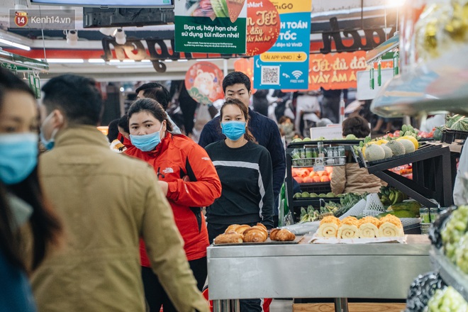 Cập nhật gi&aacute; rau tăng vọt sau Tết, người H&agrave; Nội đổ x&ocirc; đi mua thực phẩm dự trữ giữa nạn dịch virus Corona - Ảnh 1.
