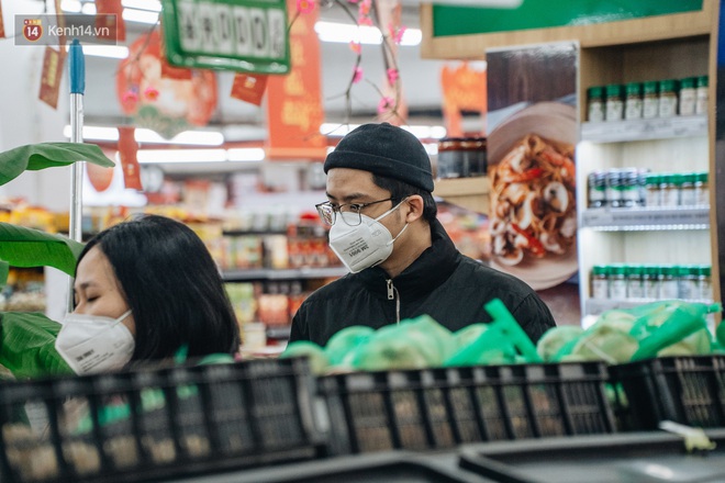 Cập nhật gi&aacute; rau tăng vọt sau Tết, người H&agrave; Nội đổ x&ocirc; đi mua thực phẩm dự trữ giữa nạn dịch virus Corona - Ảnh 2.