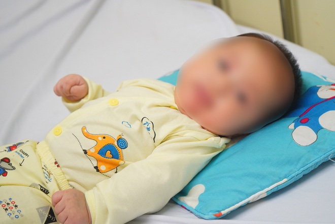 Chùm ảnh: Hành trình 9 ngày điều trị thành công cho bệnh nhi nhỏ tuổi nhất Việt Nam nhiễm COVID-19 - Ảnh 1.