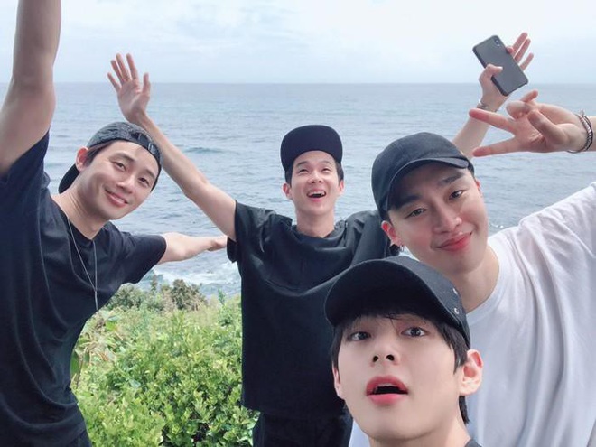 Hội bạn th&acirc;n to&agrave;n mỹ nam của Park Seo Joon: th&acirc;n thiết như h&igrave;nh với b&oacute;ng, c&ograve;n thường xuy&ecirc;n đi ăn chơi v&agrave; du lịch với nhau - Ảnh 4.