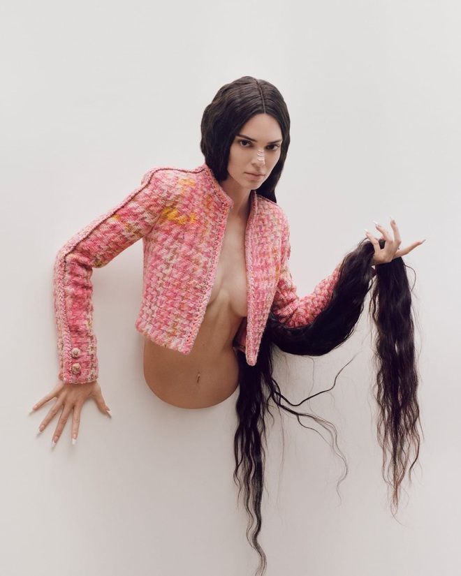 Sang chấn với bộ ảnh mới của Kendall Jenner: Concept dị gây lú, phô bày vòng 1 quá sức bạo liệt - Ảnh 3.