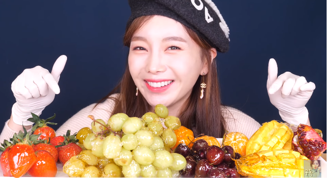 Hiếm hoi lắm mới thấy Ssoyoung thôi mukbang những con bơi dưới nước nhưng người xem lại hụt hẫng vì cho rằng clip lần này quá nhàm chán - Ảnh 1.