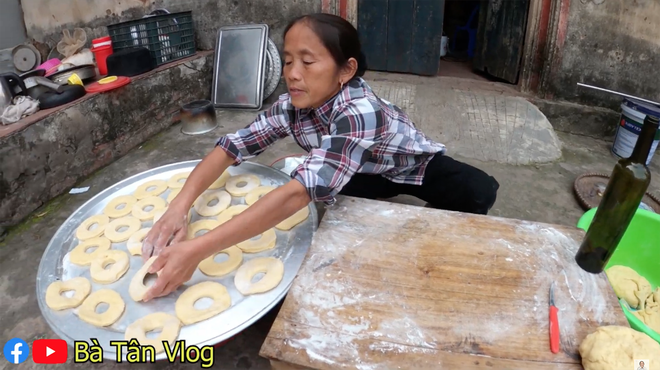 Nghe bà Tân Vlog bảo làm bánh đơ-lút thì thách ai đoán được là gì, hoá ra là món ăn vặt quen thuộc mà nhiều bạn trẻ yêu thích - Ảnh 5.