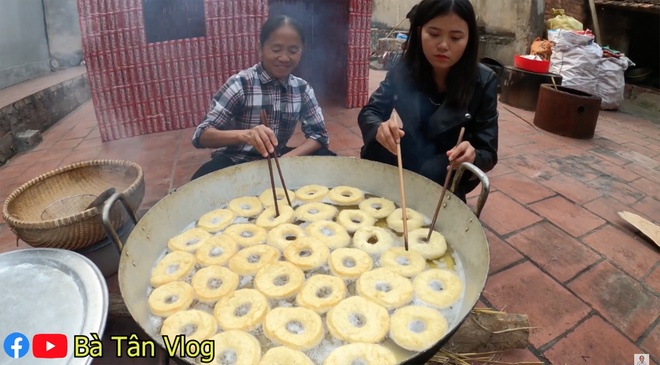 Nghe bà Tân Vlog bảo làm bánh đơ-lút thì thách ai đoán được là gì, hoá ra là món ăn vặt quen thuộc mà nhiều bạn trẻ yêu thích - Ảnh 6.