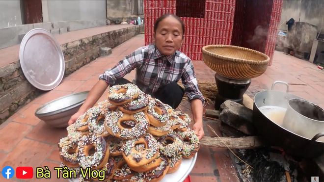 Nghe bà Tân Vlog bảo làm bánh đơ-lút thì thách ai đoán được là gì, hoá ra là món ăn vặt quen thuộc mà nhiều bạn trẻ yêu thích - Ảnh 8.