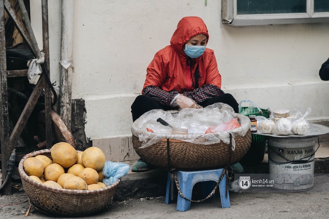 Tâm tư các bà, các chị bán hàng trước cổng trường: Bao giờ tụi học sinh, sinh viên đi học lại? Nhớ chúng nó lắm, chả ai mua hàng nữa! - Ảnh 12.