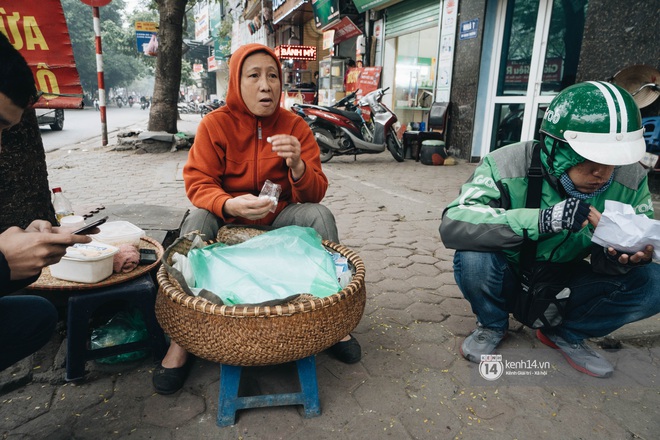 Tâm tư các bà, các chị bán hàng trước cổng trường: Bao giờ tụi học sinh, sinh viên đi học lại? Nhớ chúng nó lắm, chả ai mua hàng nữa! - Ảnh 13.